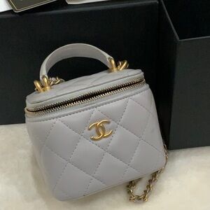 SOLD 🙏🏻CHANEL mini vanity bag